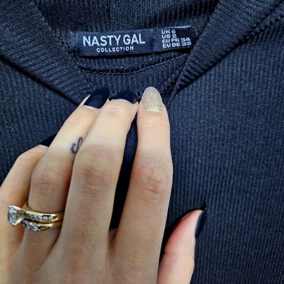 Nasty Gal Neutral Minimalist Ribbed Mock Neck Black Longsleeve Crop Shirt Size 2 - Picture 2 of 8